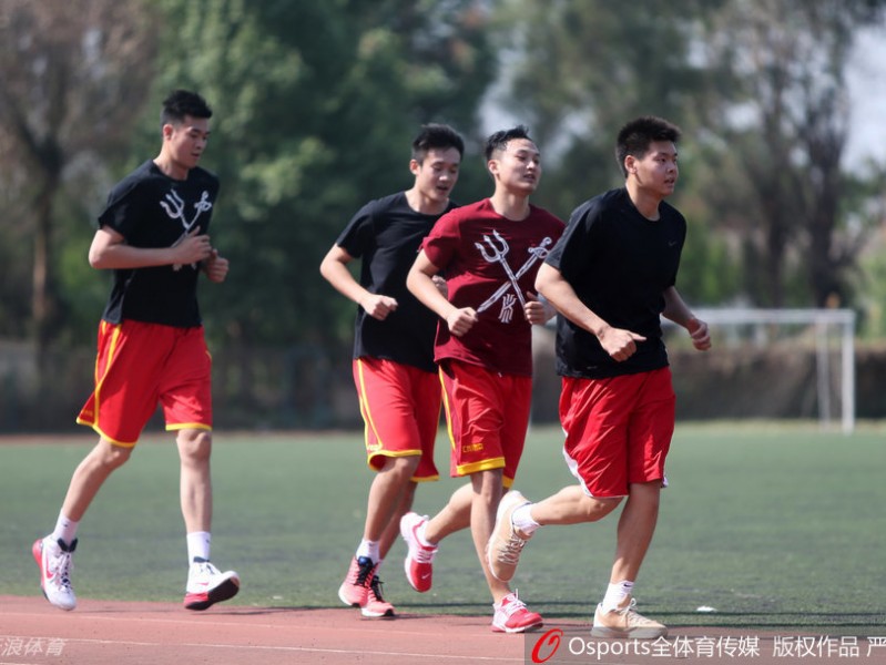 男篮挥汗备战里约 首堂训练课彰显拼搏精神