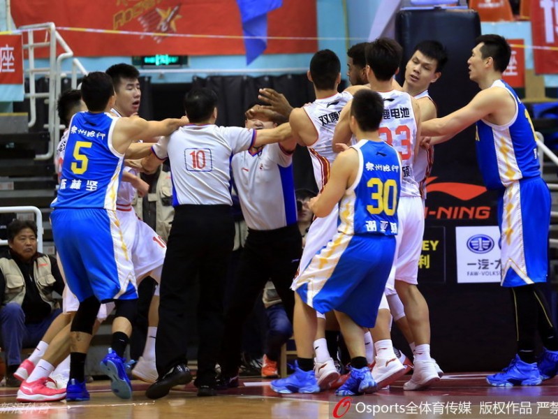 cba赛场爆发大规模冲突 八一福建上演全武行