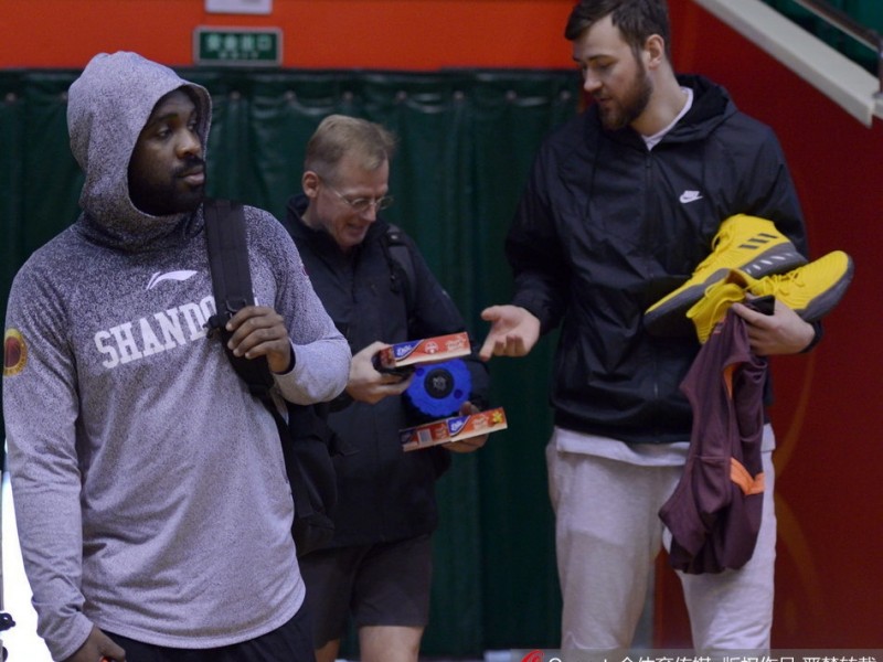 齐鲁德比前最后一练很欢乐 丁彦雨航化身“开心果”率队静候浙江