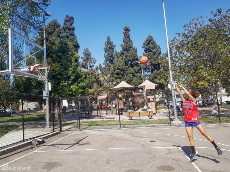 运动女神江素妍：篮球场上的魔鬼身材，拳击海潮间的玲珑曲线