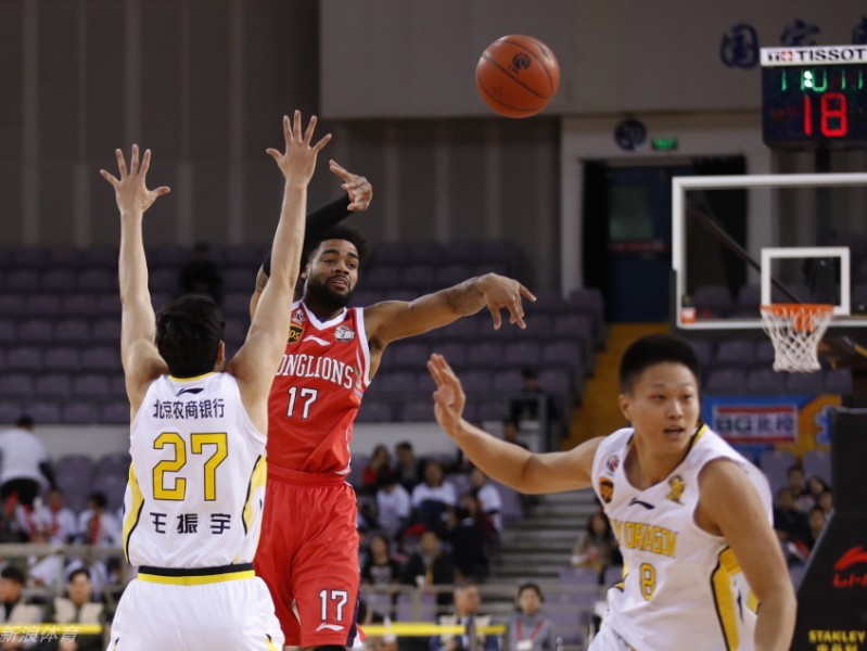 京粤大战烽烟起，易建联致命三罚定乾坤