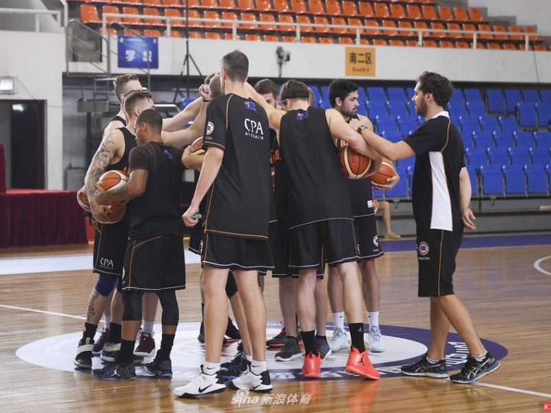 澳洲袋鼠军团北京备战刺刀见红 中澳男篮对抗赛一触即发