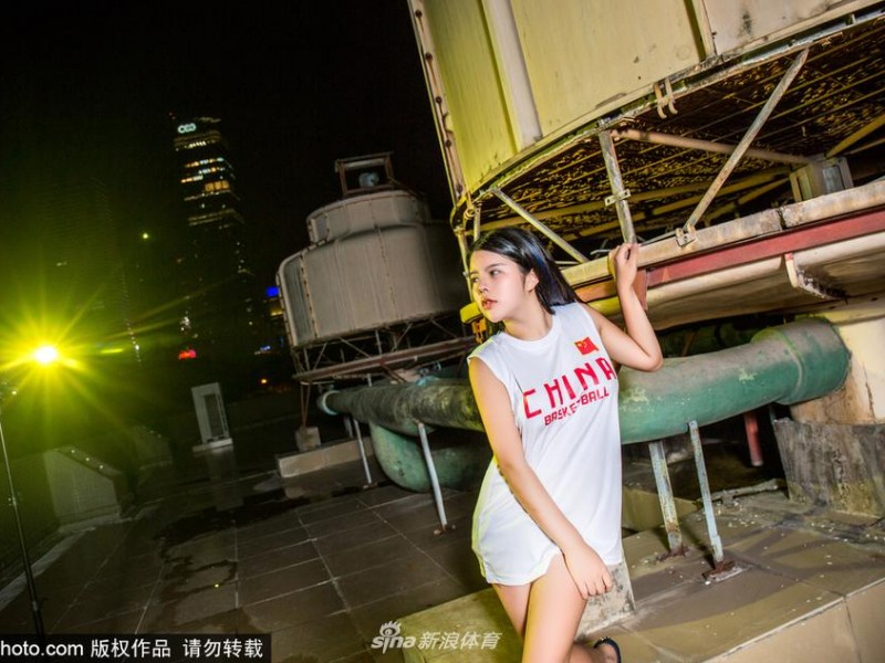 广州篮球宝贝火辣写真助力男篮，赛场下的汗水与魅力绽放