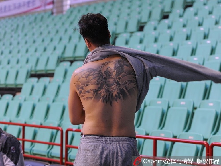 辽篮大将伤愈归队，贺天举脱衣训练展露王者归来的决心