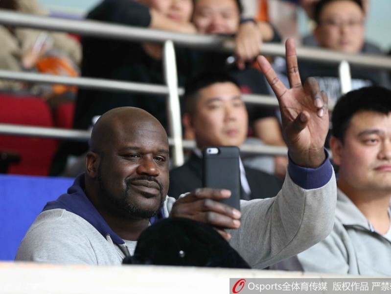 姚明邀鲨鱼奥尼尔助阵，大鲨鱼主场取胜背后的欢笑与温情
