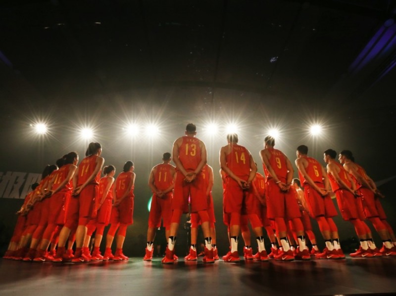 里约号角吹响：男女篮众将笑别北京，易建联领衔演绎出征前的百态