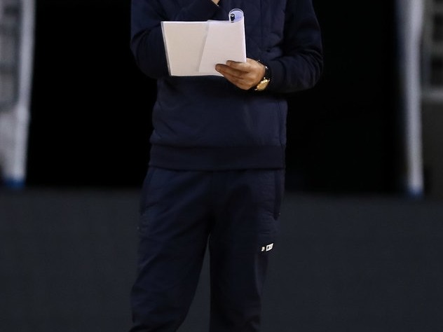 铁血继承者：王治郅督战第十八轮，八一队赛前挥汗备战