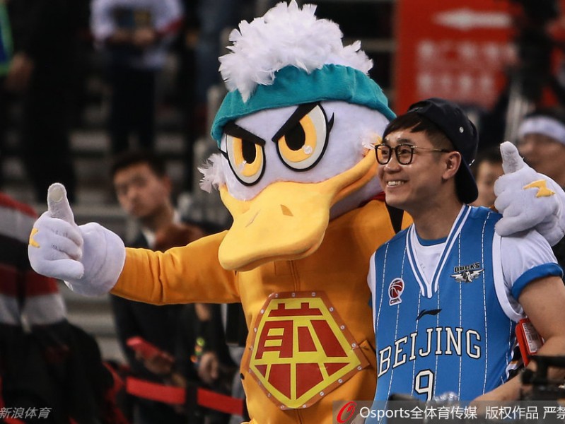 京城篮球记忆：大鹏现身五棵松，与“煎饼鸭”共度季后赛之夜