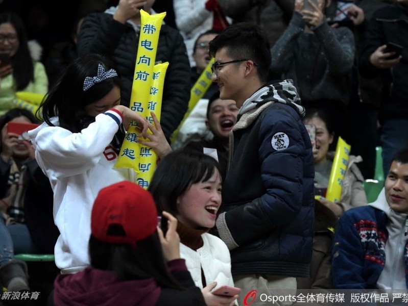 铁汉柔情 四川主场见证真爱时刻 刘炜亲送祝福